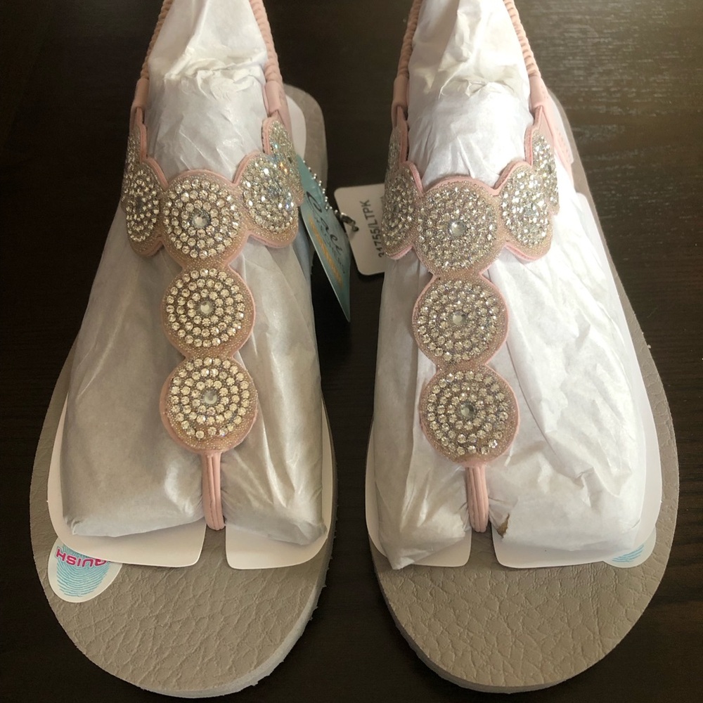Final. NWT and box. Skechers Cali Women's Pink Crystal T-strap Sandals